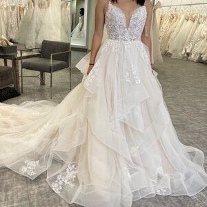 Exclusive Atelier sweetheart wedding dress, brand new, size 4